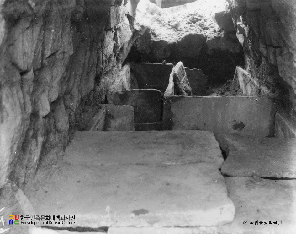 구미 낙산리 고분군 중 28호분 석실 내부 석관