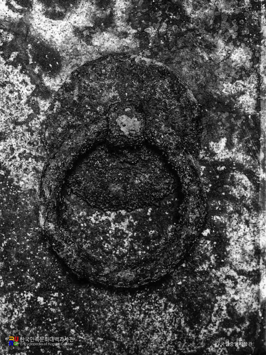 평안남도 대동군 내리 제1호분 현실 비석의 철제환