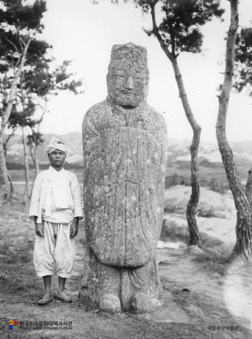 경주 신라 원성왕릉 우측 문인석 정면