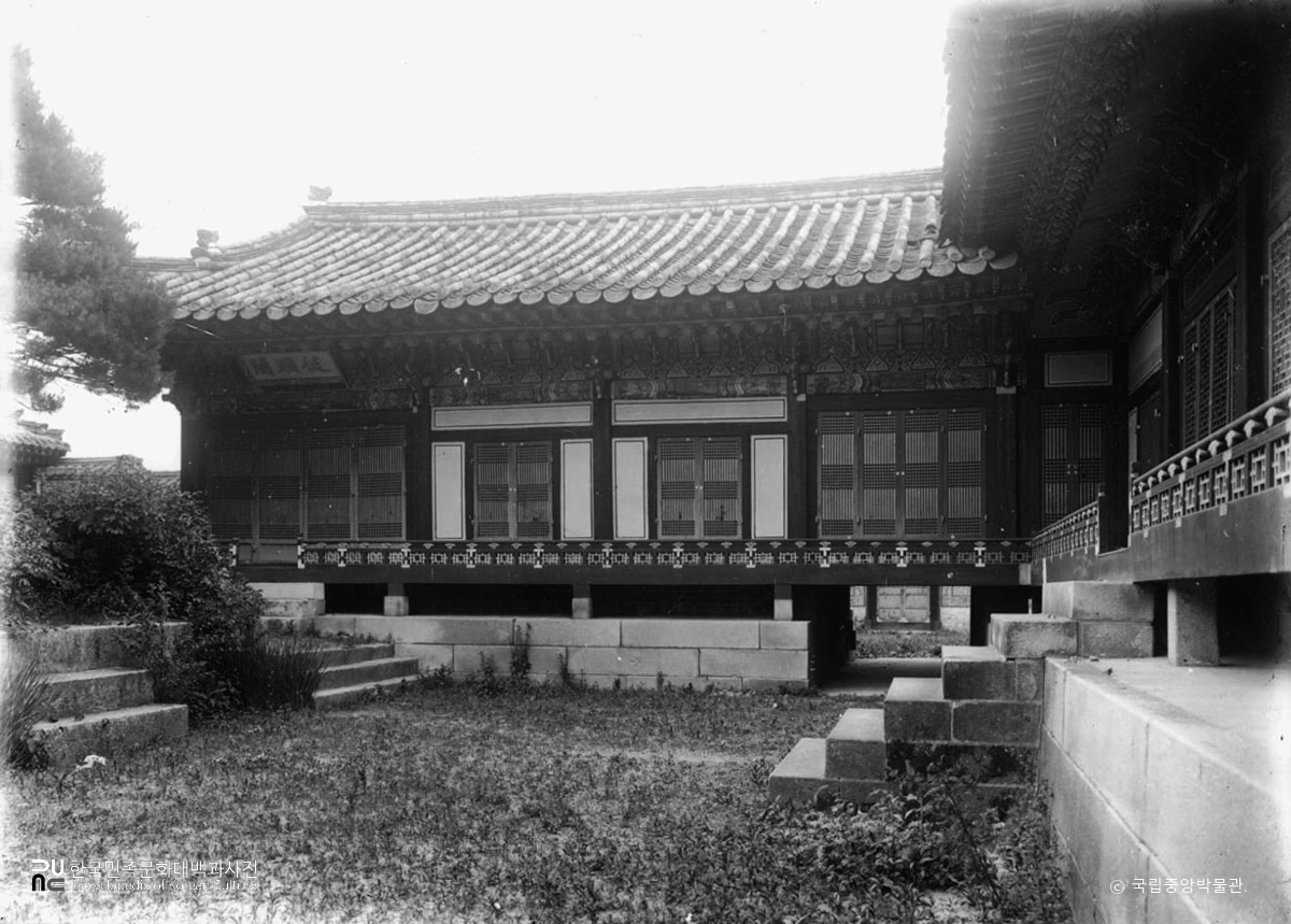 서울 경복궁 중 교태전 후면의 건순각 서면