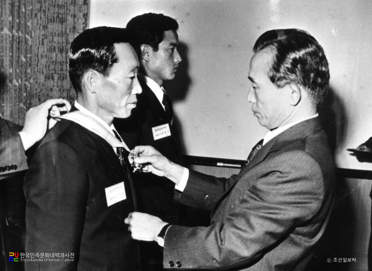 새마을훈장 수여 / 박정희