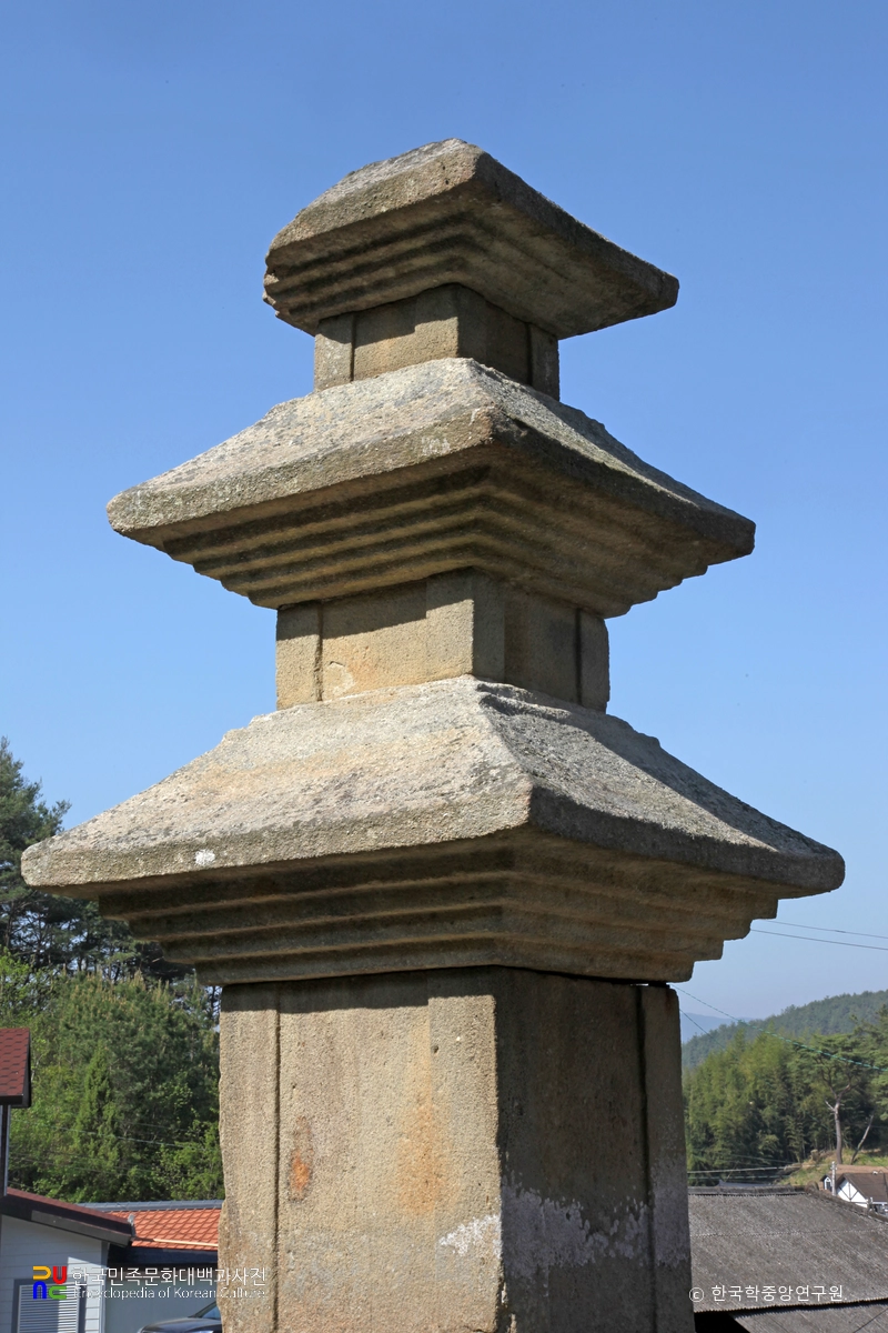 진주 묘엄사지 삼층석탑 탑신부