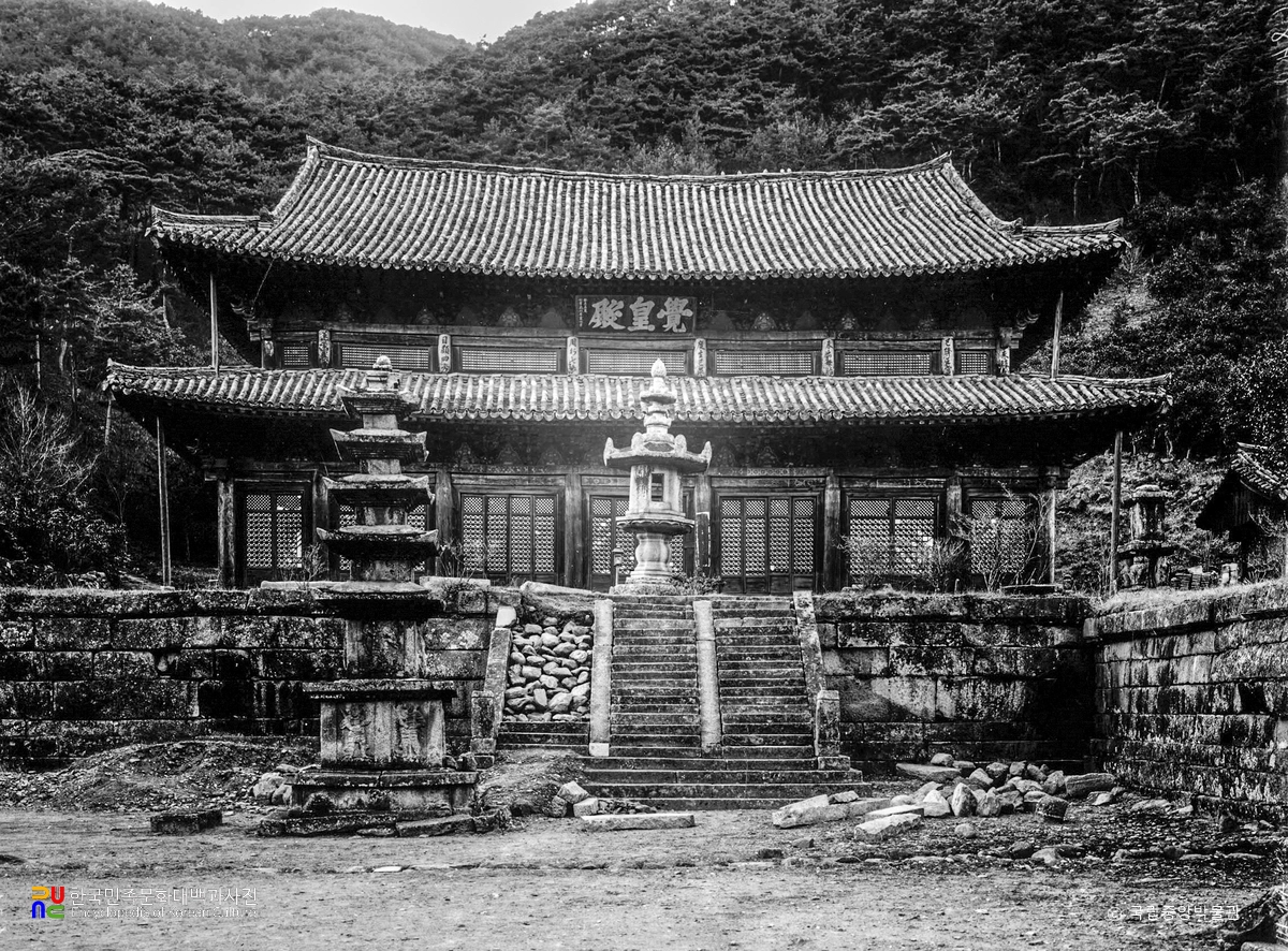 구례 화엄사 각황전과 앞 석등 정면 및 서오층석탑 동면