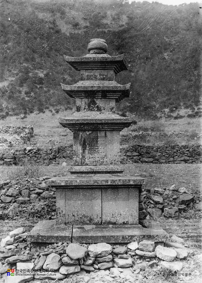 보령 성주사지 중앙삼층석탑 정면