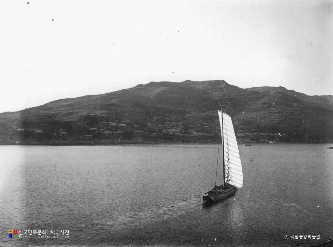 한강에서 바라본 아차산