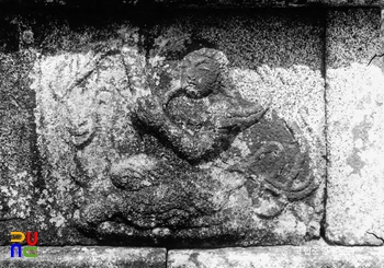 구례 화엄사 사사자 삼층석탑 정면 하부 기단의 천인상