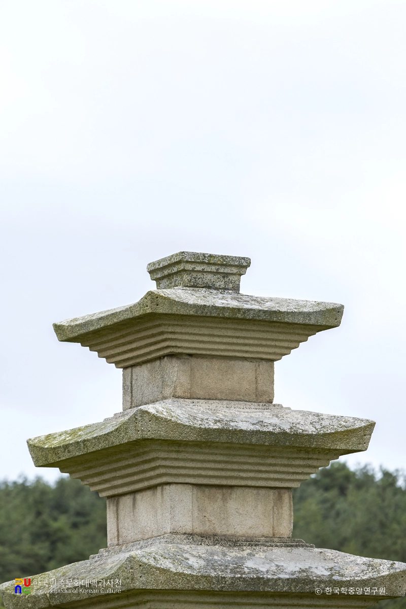 경주 마동 삼층석탑 상층 탑신부과 상륜부