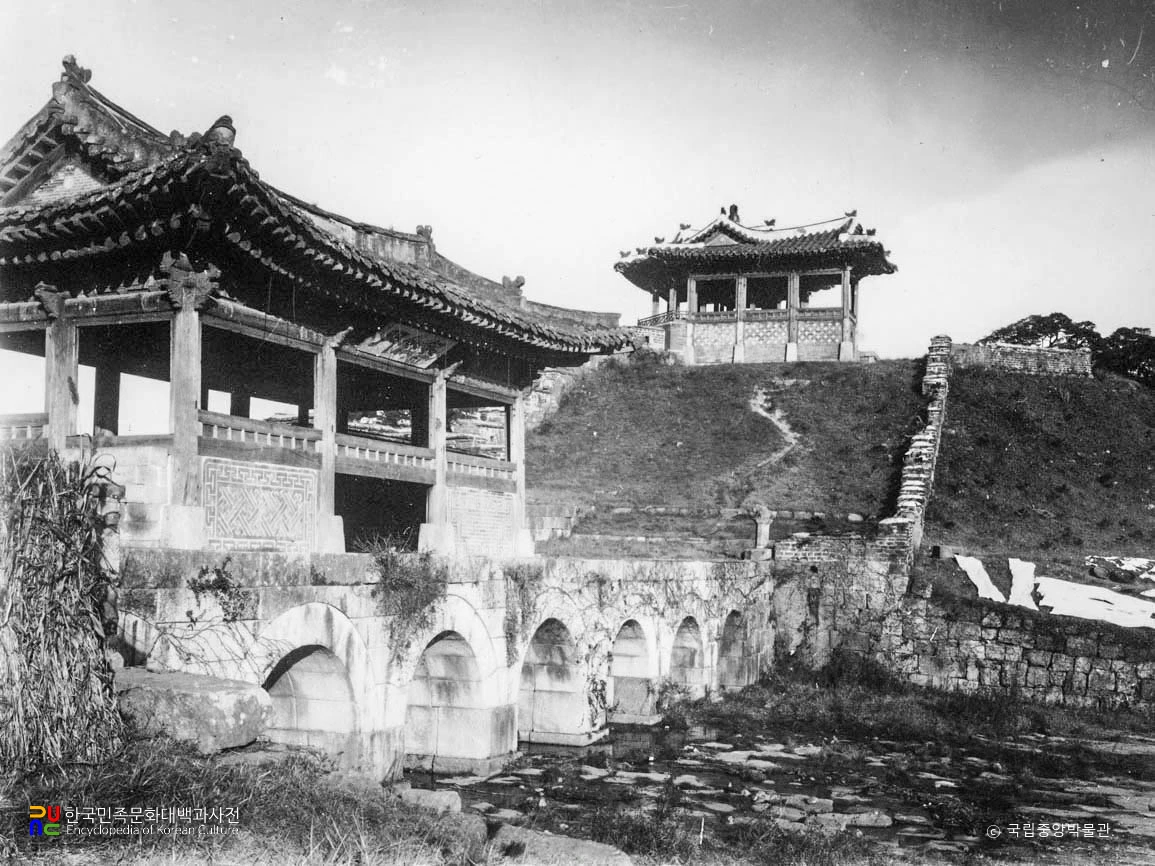 수원 화성 화홍문과 방화수류정 외측 정측면