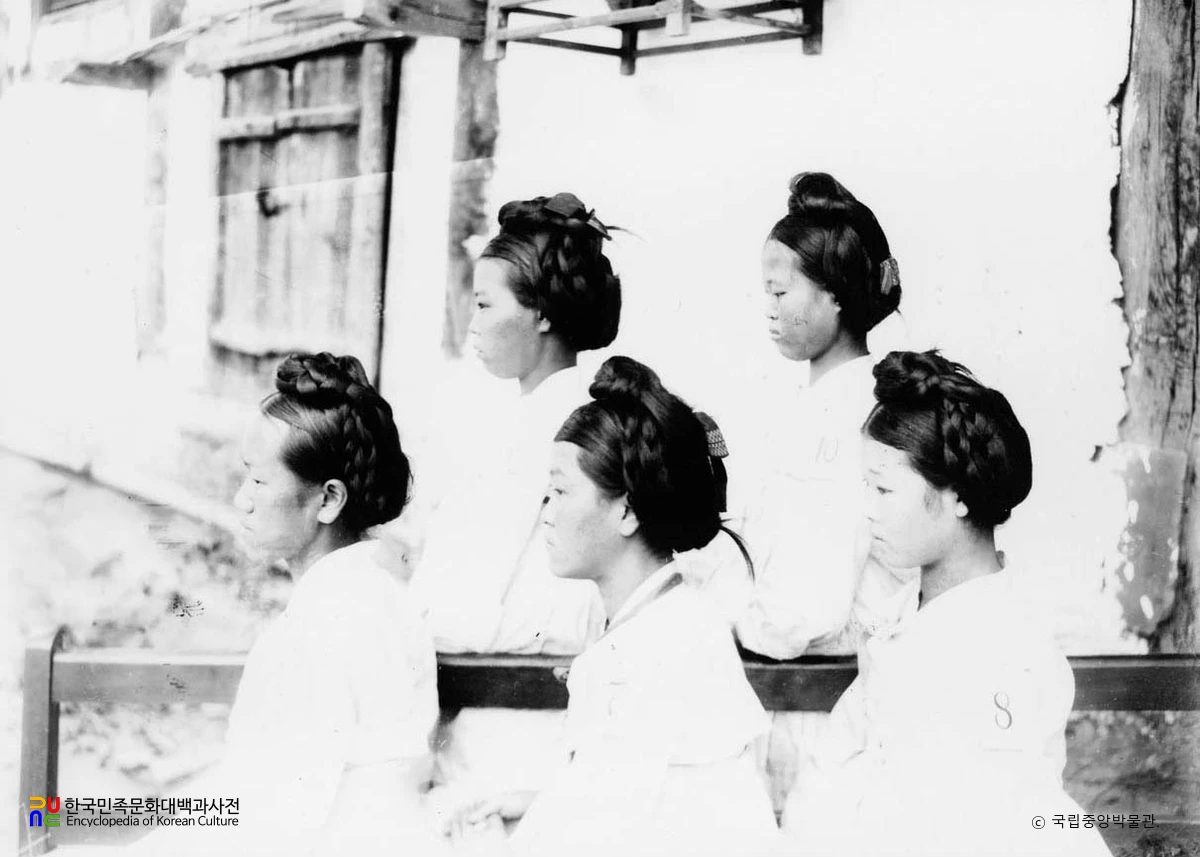 평안남도 성천군 여인들의 머리 모양