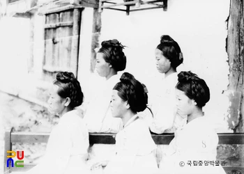 평안남도 성천군 여인들의 머리 모양