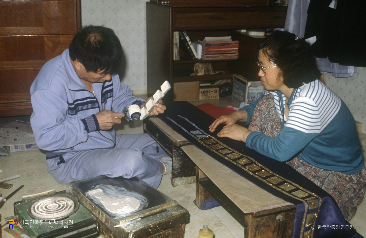 금박 찍기 / 금박판에 풀을 먹임