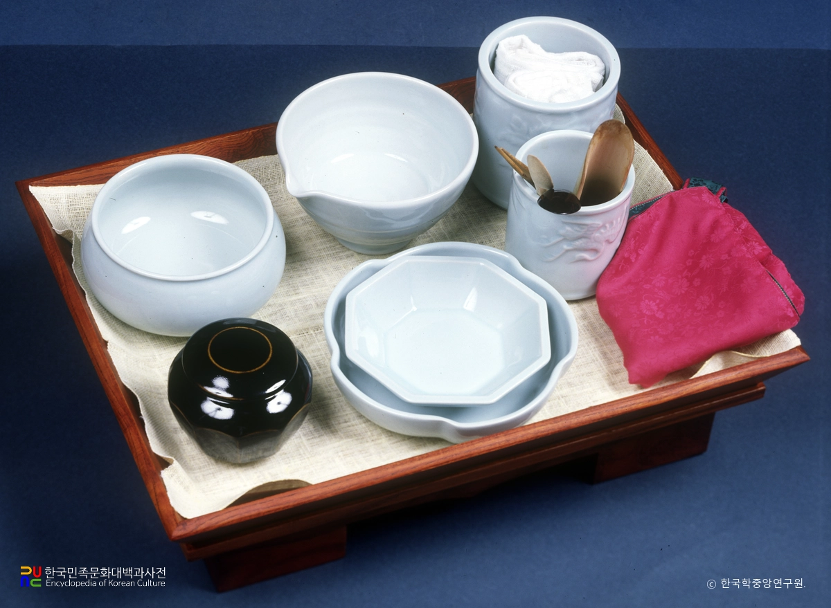 다반에 놓인 다구