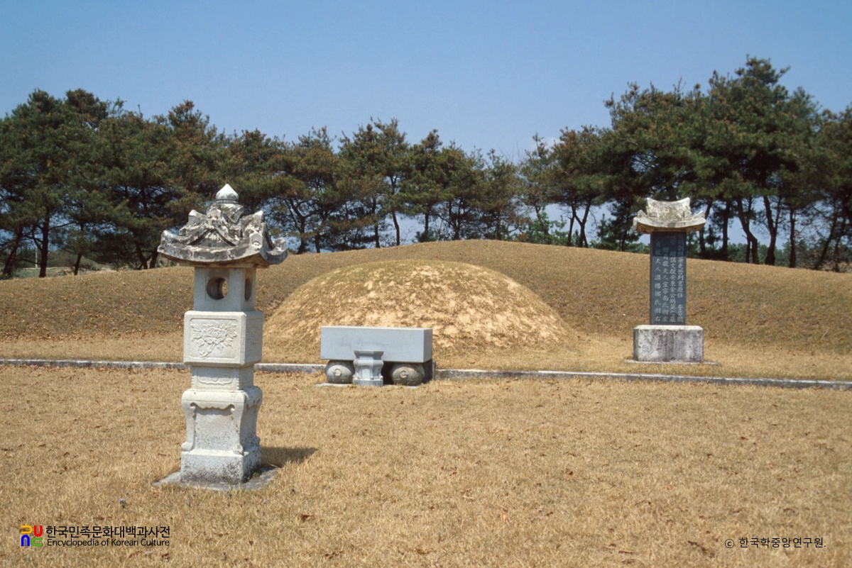 이천 김병기 묘 정면