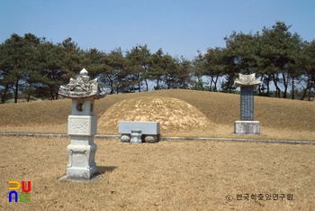 이천 김병기 묘 정면