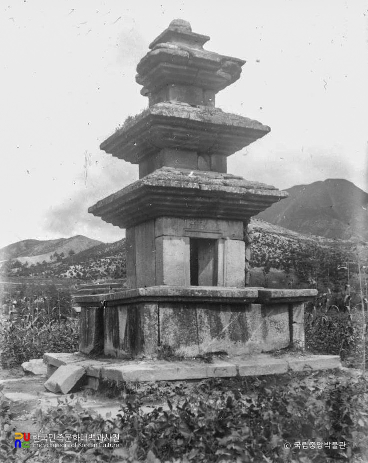 구미 낙산리 삼층석탑 정측면