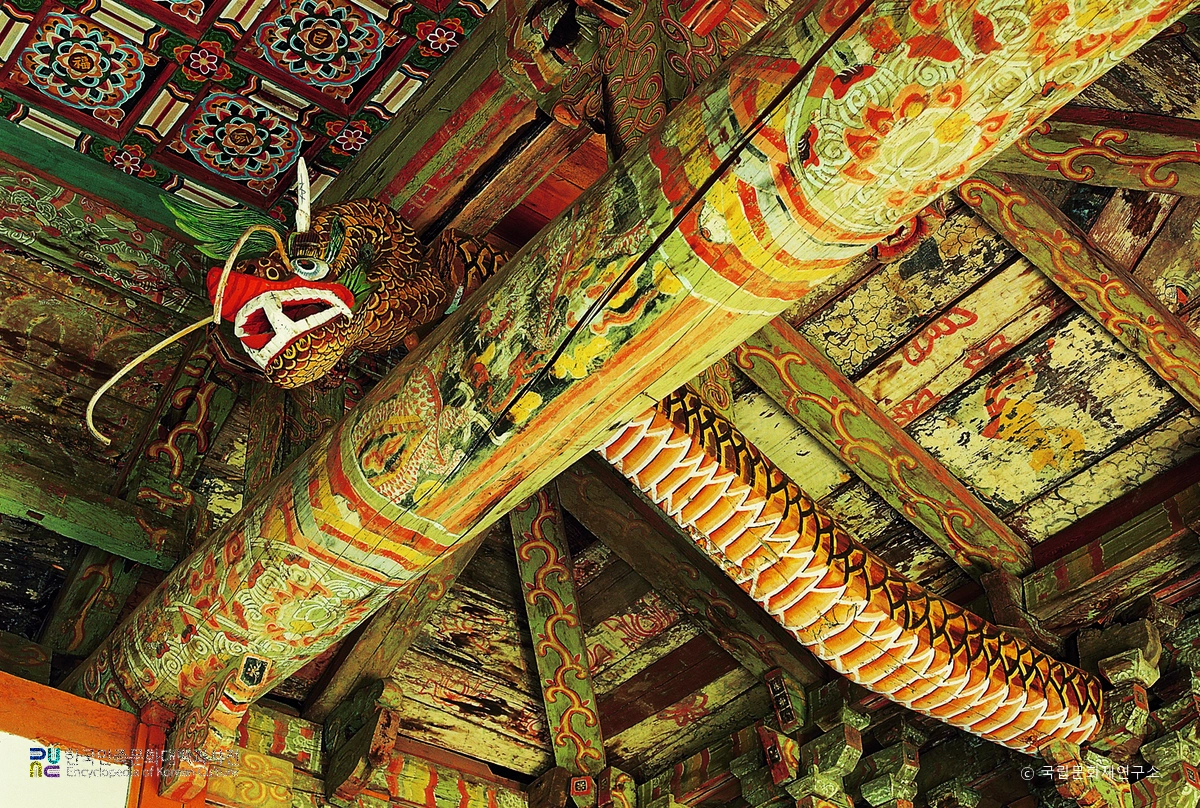 명천 개심사 중 대웅전 내부 상단의 용머리 장식