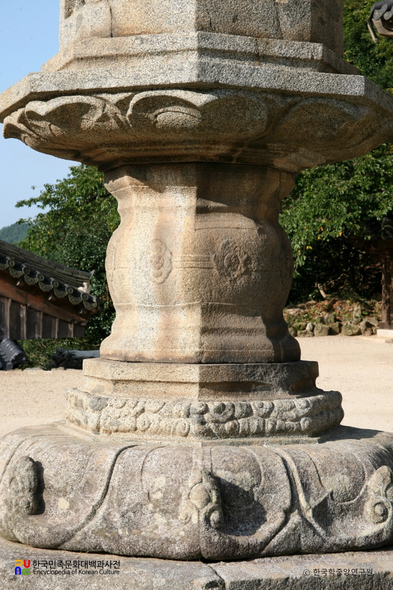 구례 화엄사 각황전 앞 석등 부분