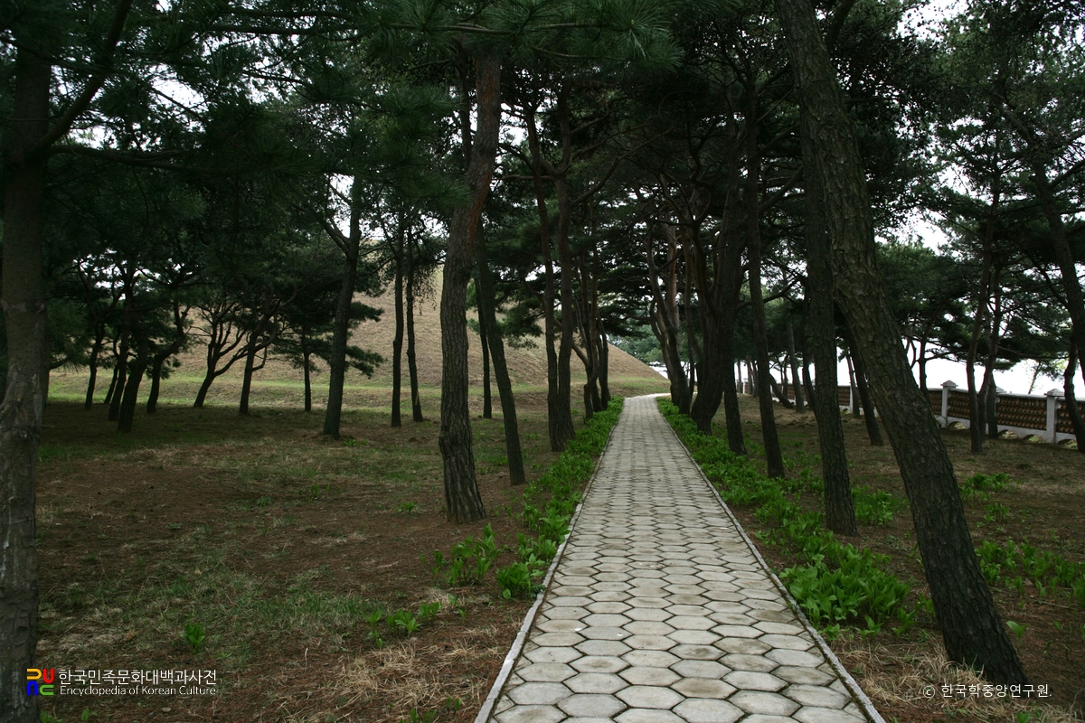 강서 세무덤 중 대묘 우측 오솔길