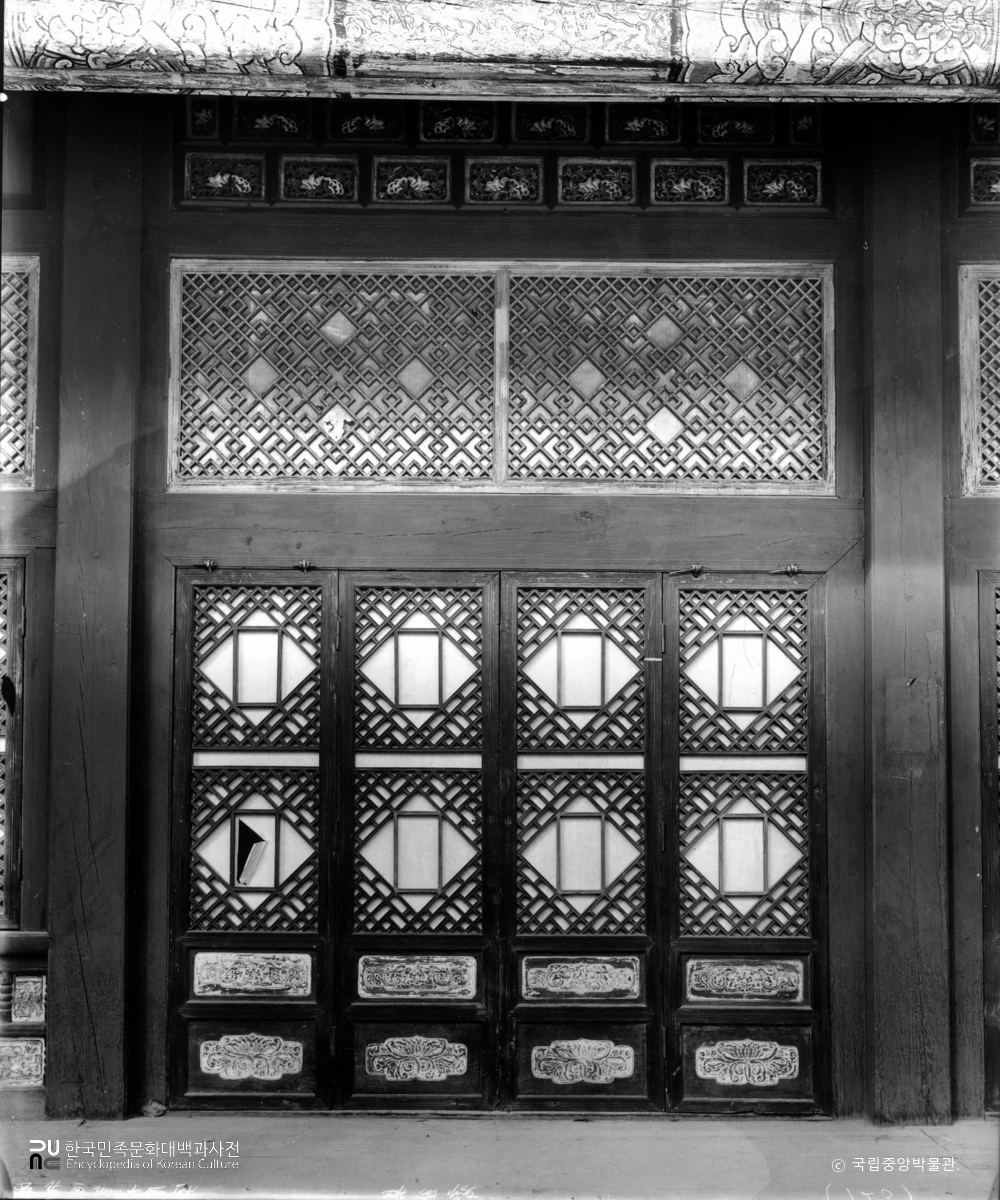 서울 경복궁 중 집옥재 전면의 문과 창