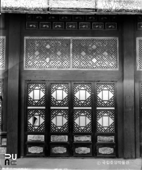 서울 경복궁 중 집옥재 전면의 문과 창