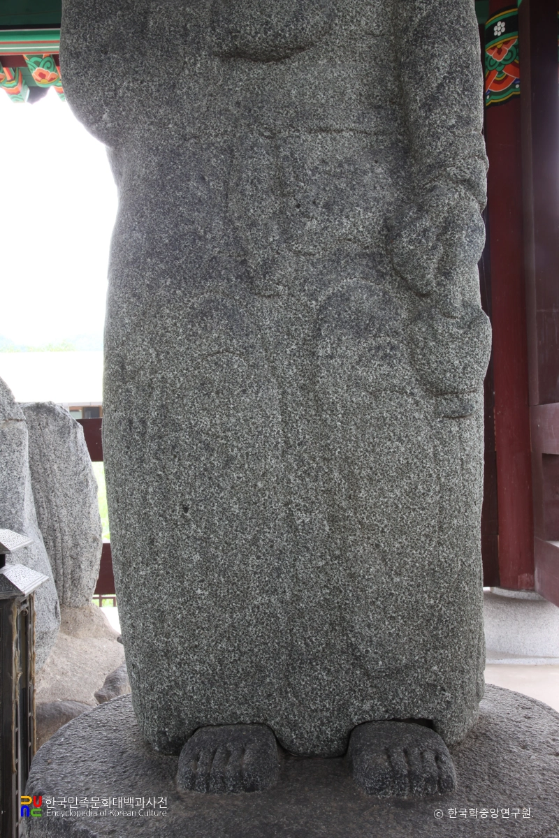 함안 대산리 석조삼존상 중 좌협시의 수인