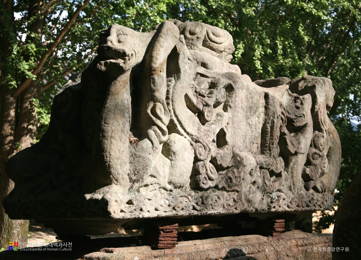 구례 연곡사 현각선사탑비 중 이수 정측면