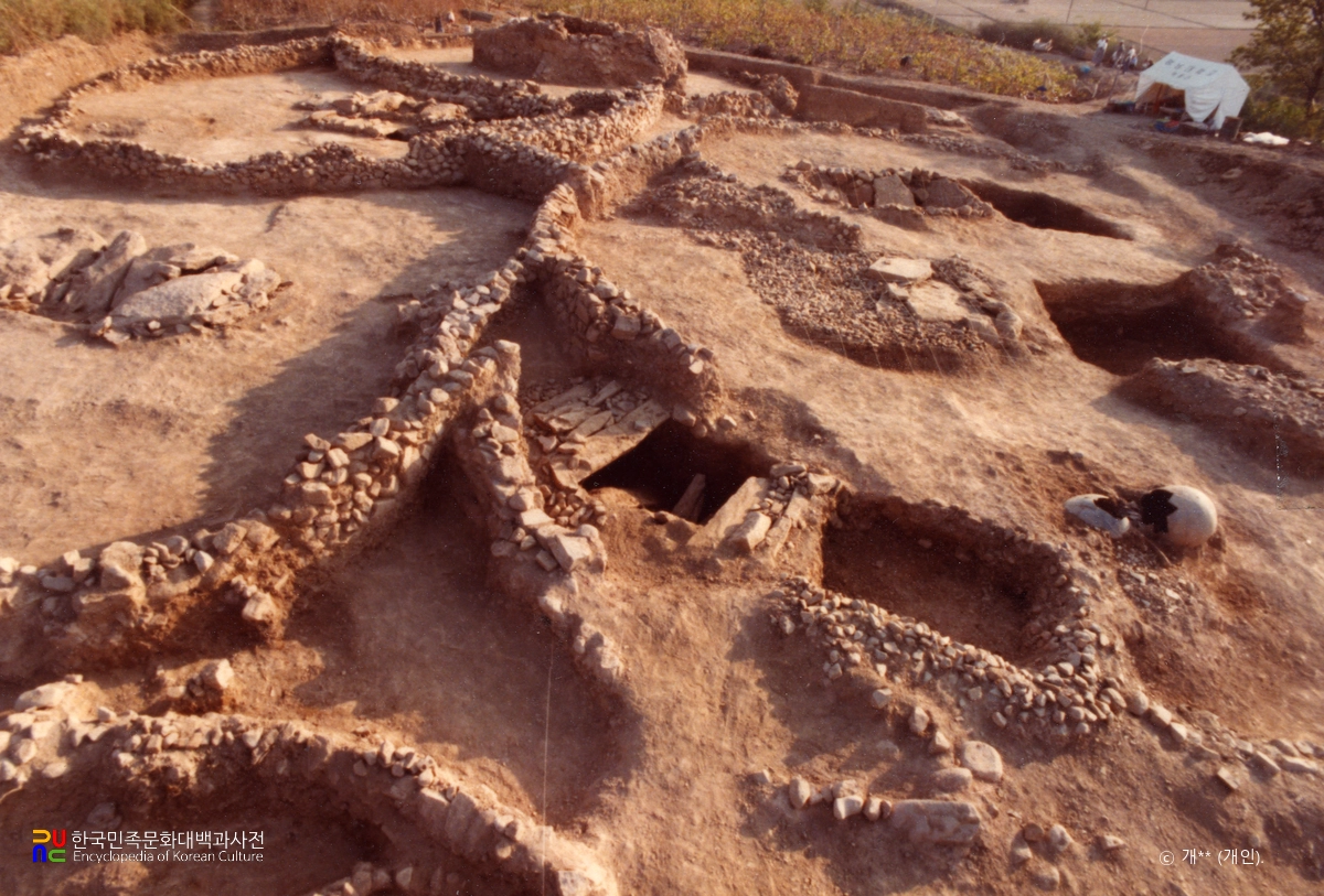 경산 임당동과 조영동 고분군 중 임당동 고분군의 5,6,7호분 발굴 모습
