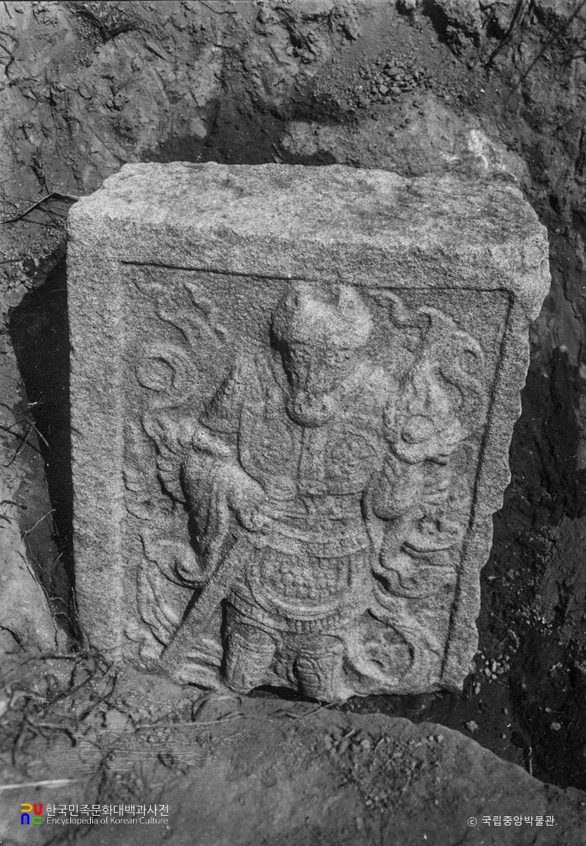 경주 낭산에서 출토된 십이지신상 중 말상