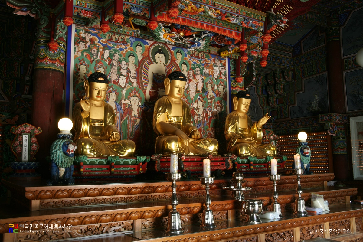 창원 성주사 대웅전 삼존불좌상