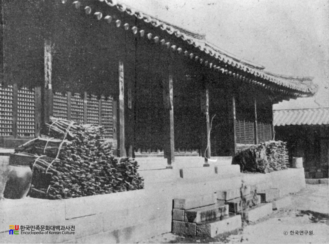 서울 운현궁 중 고종 생가 정측면