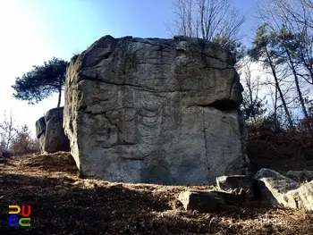 부여 홍산 상천리 마애불입상