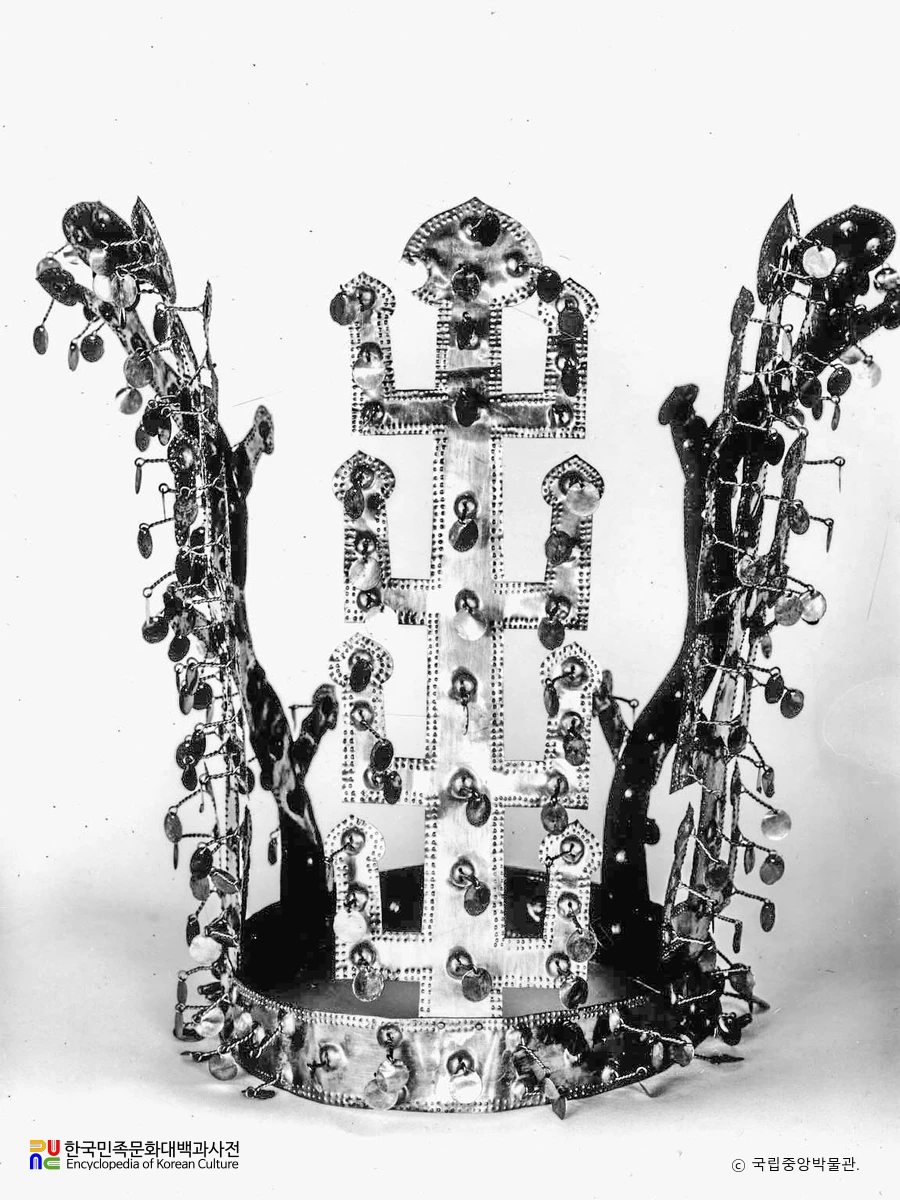 경북 경주 금령총 금관 정면