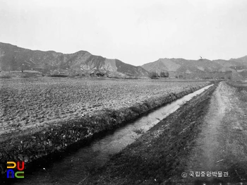 춘천 천전리 고인돌 원경