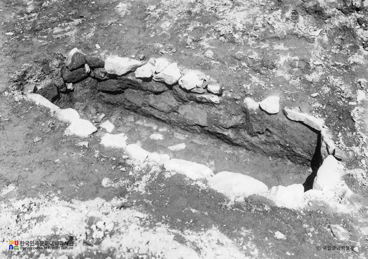 부여 동남리사지 중앙 기단 전면 석조