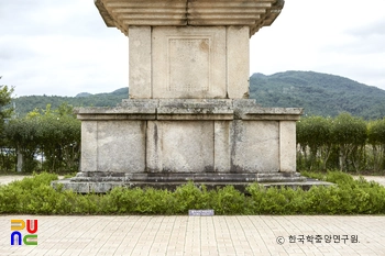 경주 고선사지 삼층넷 엔트 슬롯 기단부 정면