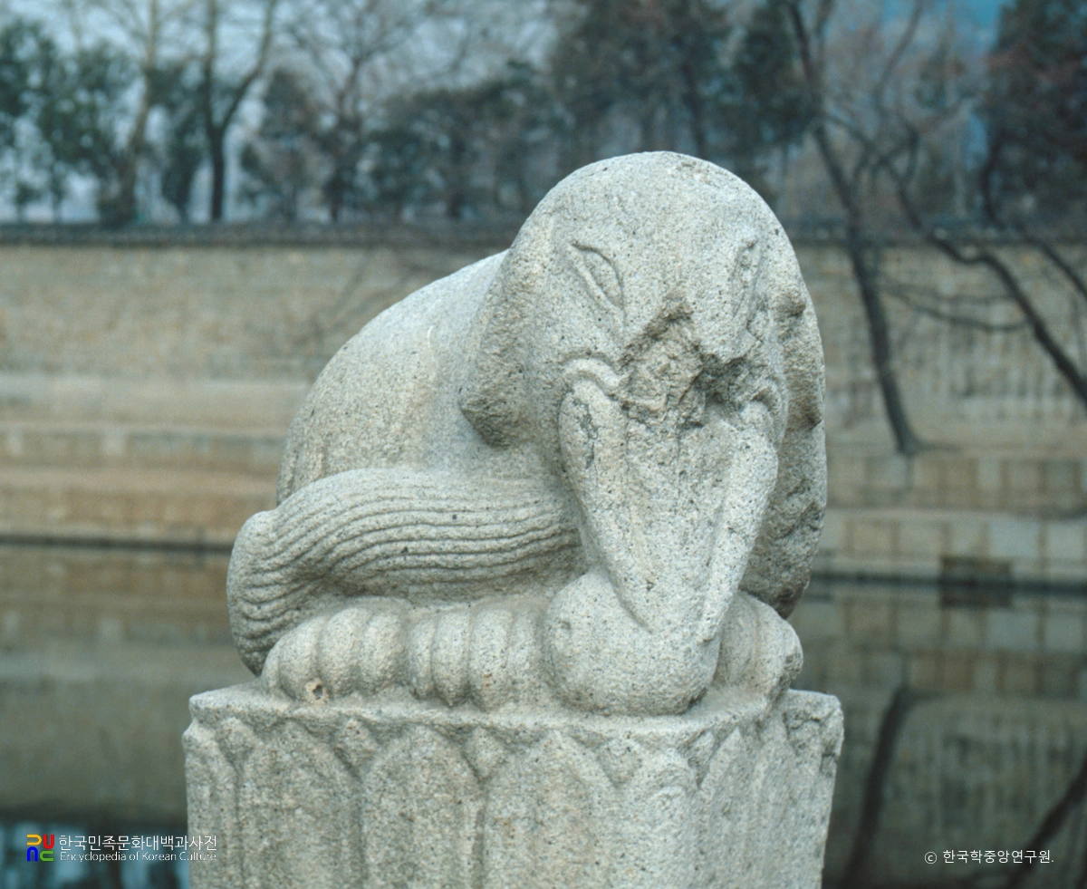 경복궁 경회루 다리 입구 동물상