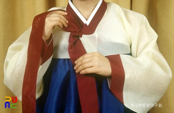 고름 매는 모습