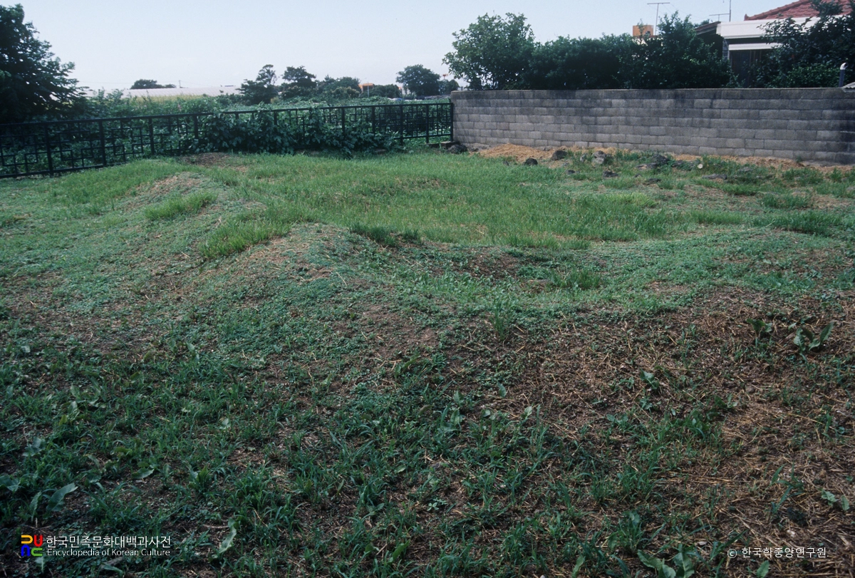 용담동 선사무덤 유적