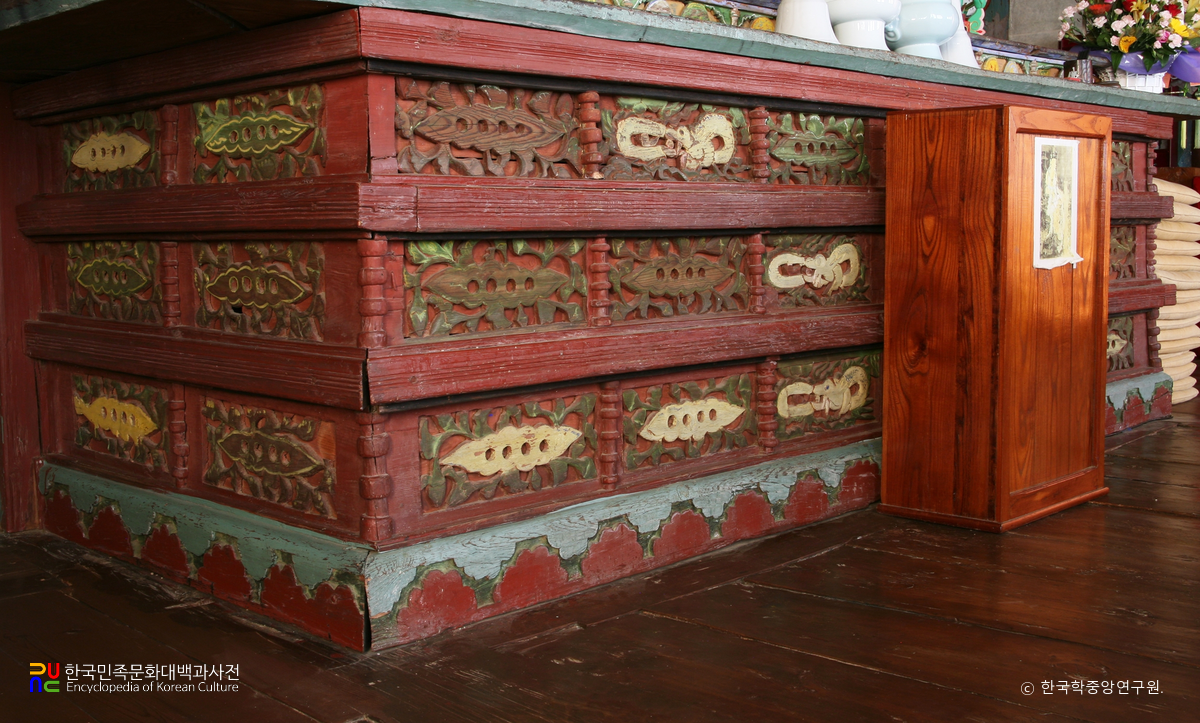 영덕 장륙사 대웅전 수미단 정측면