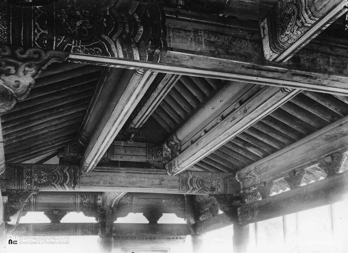 서울 경복궁 중 영추문 문루 내부 상부가구