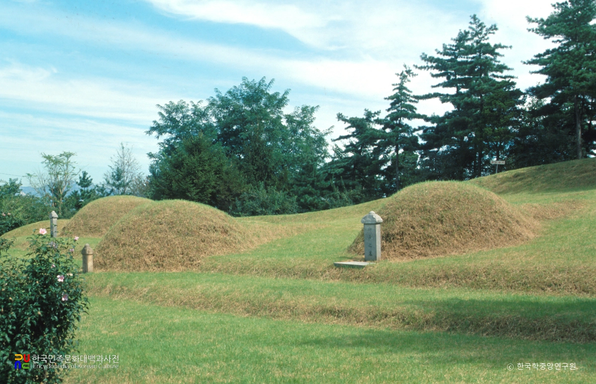 서울 사육신 묘 정측면