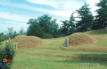 서울 사육신 묘 정측면