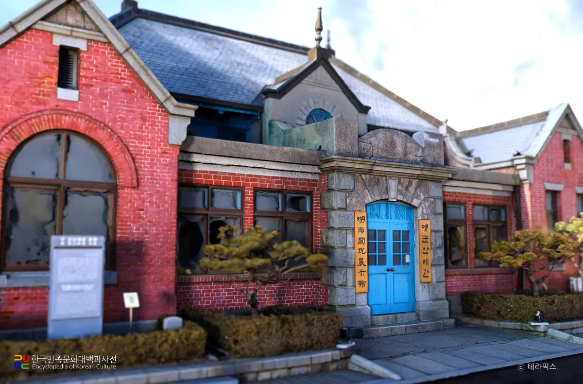 구 군산세관 본관 정측면