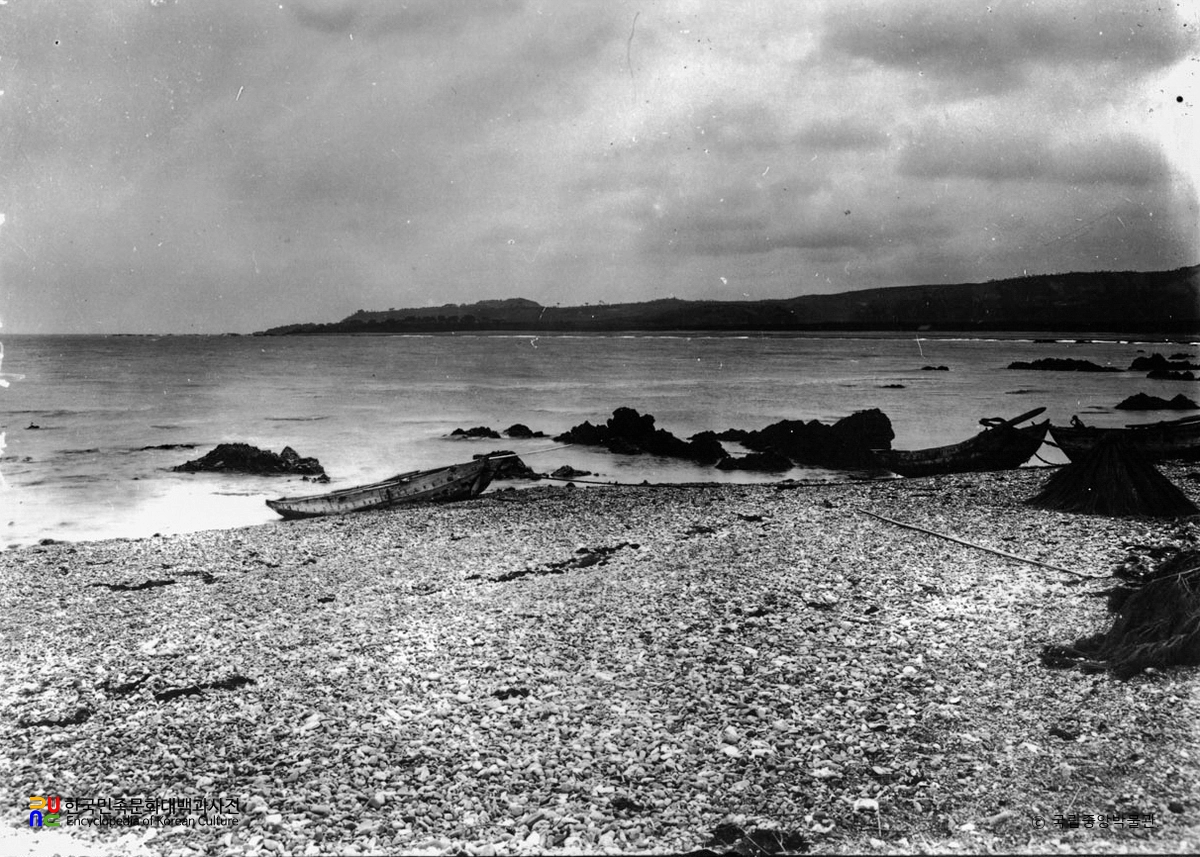 경주 감은사지 남쪽 1리의 해변