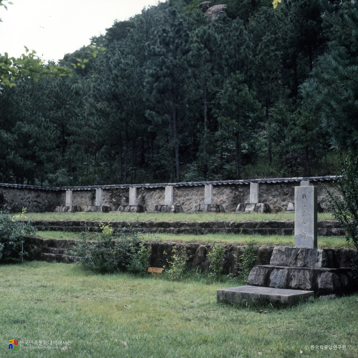 구례 석주관 칠의사묘 정측면