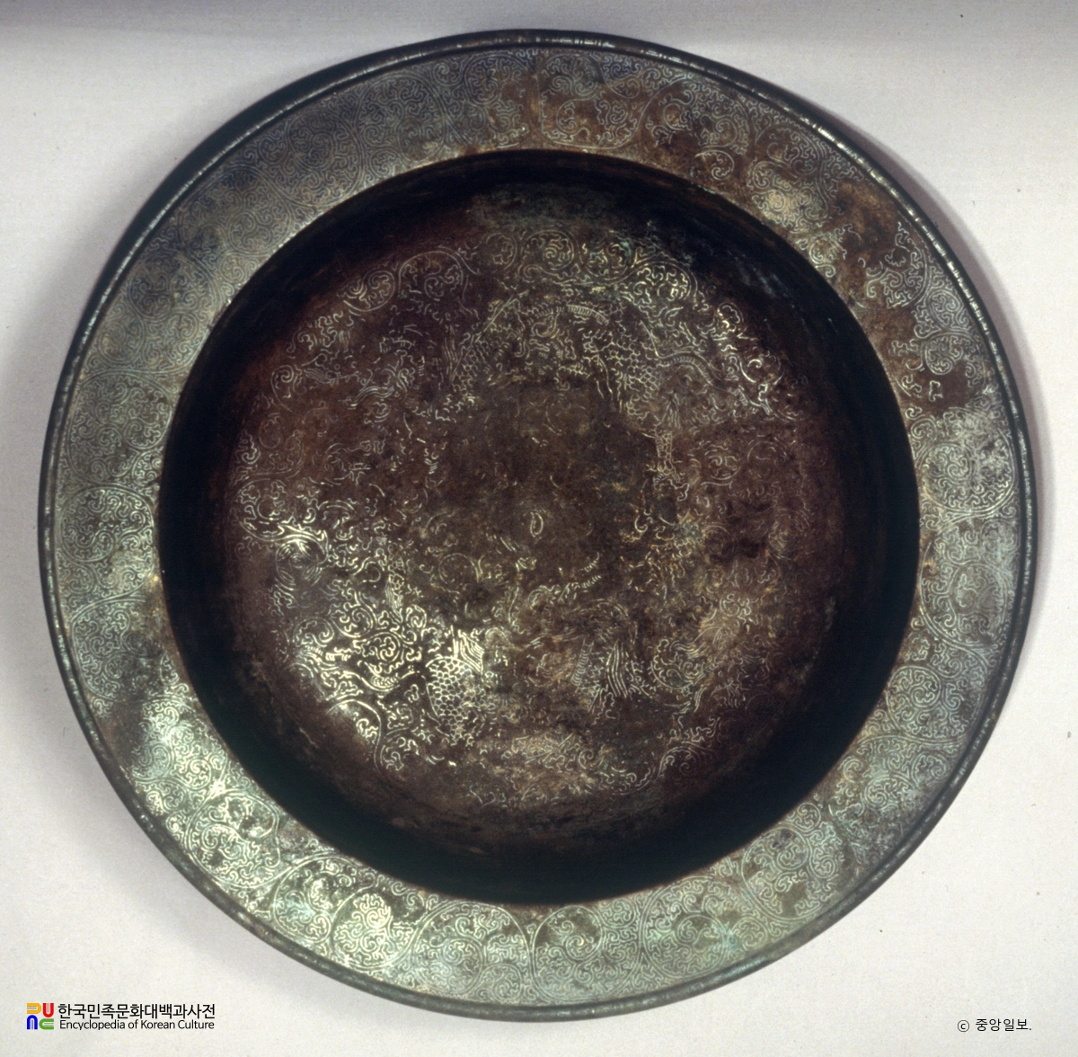 동제 은 상감 운룡당초문 반