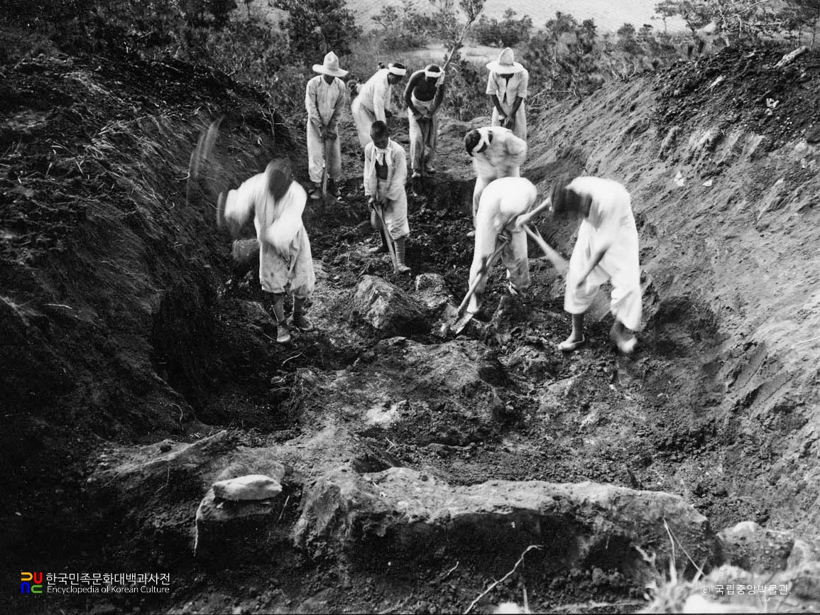 평안남도 대동군 고산리 9호분 발굴 작업 모습