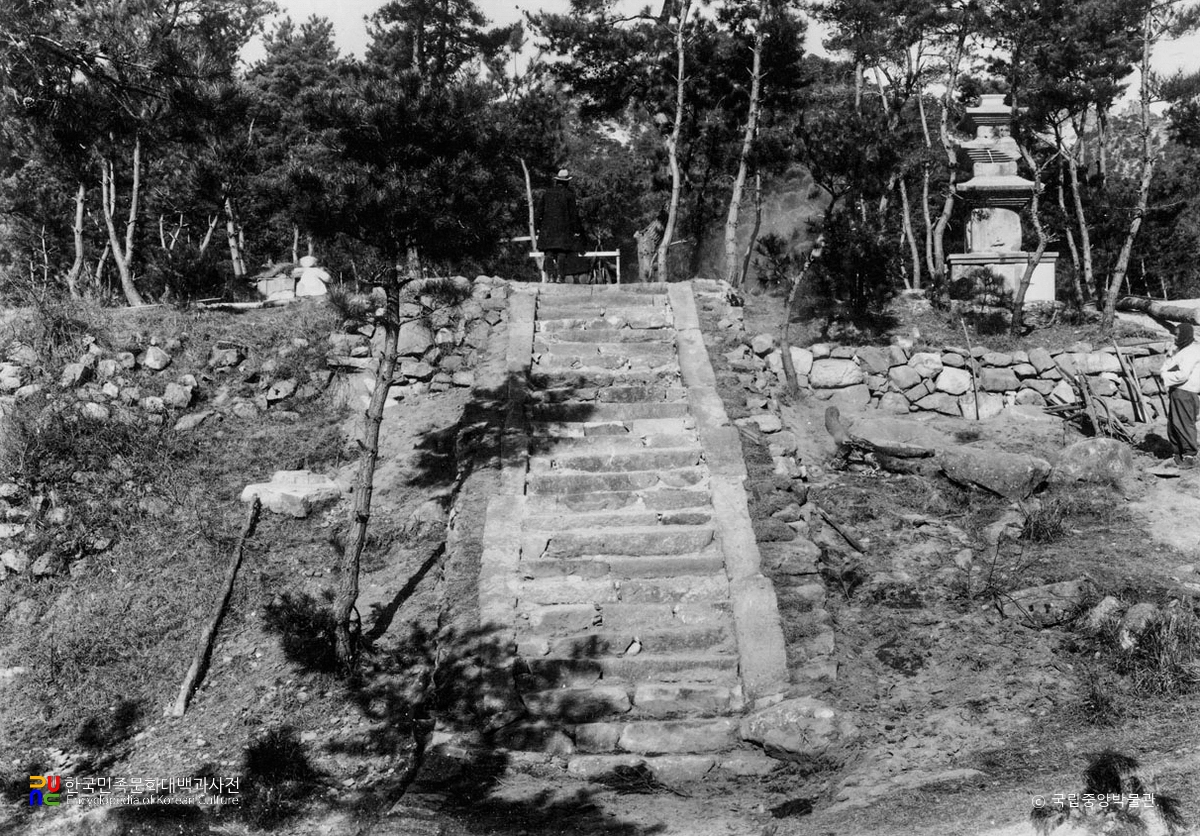 경주 원원사지 석계와 삼층석탑 전경