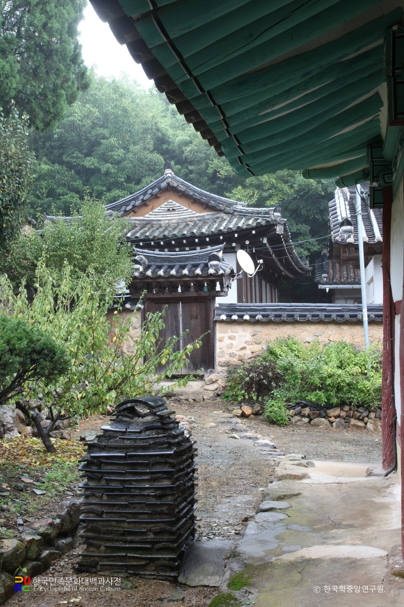 창녕 창녕향교 중 명륜당 뒷편