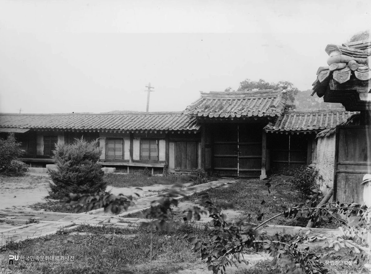 서울 영희전 행각과 솟을대문 전경